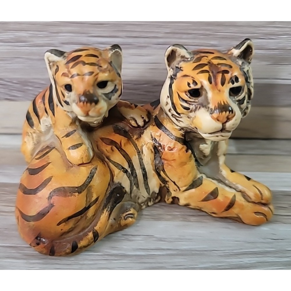 Vintage UCTCI Ceramic Hand Painted 2" Momma Tiger w/ Cub‎ Black Eyes Unique - Picture 2 of 8